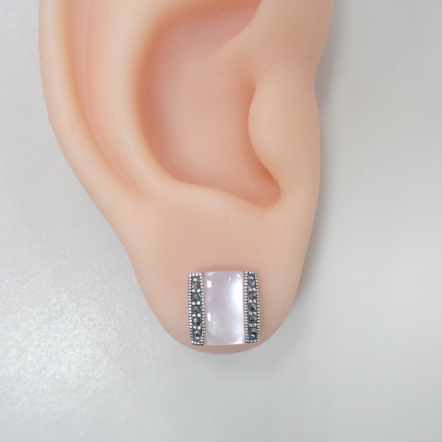 Серебряные серьги-пусеты с розовым перламутром